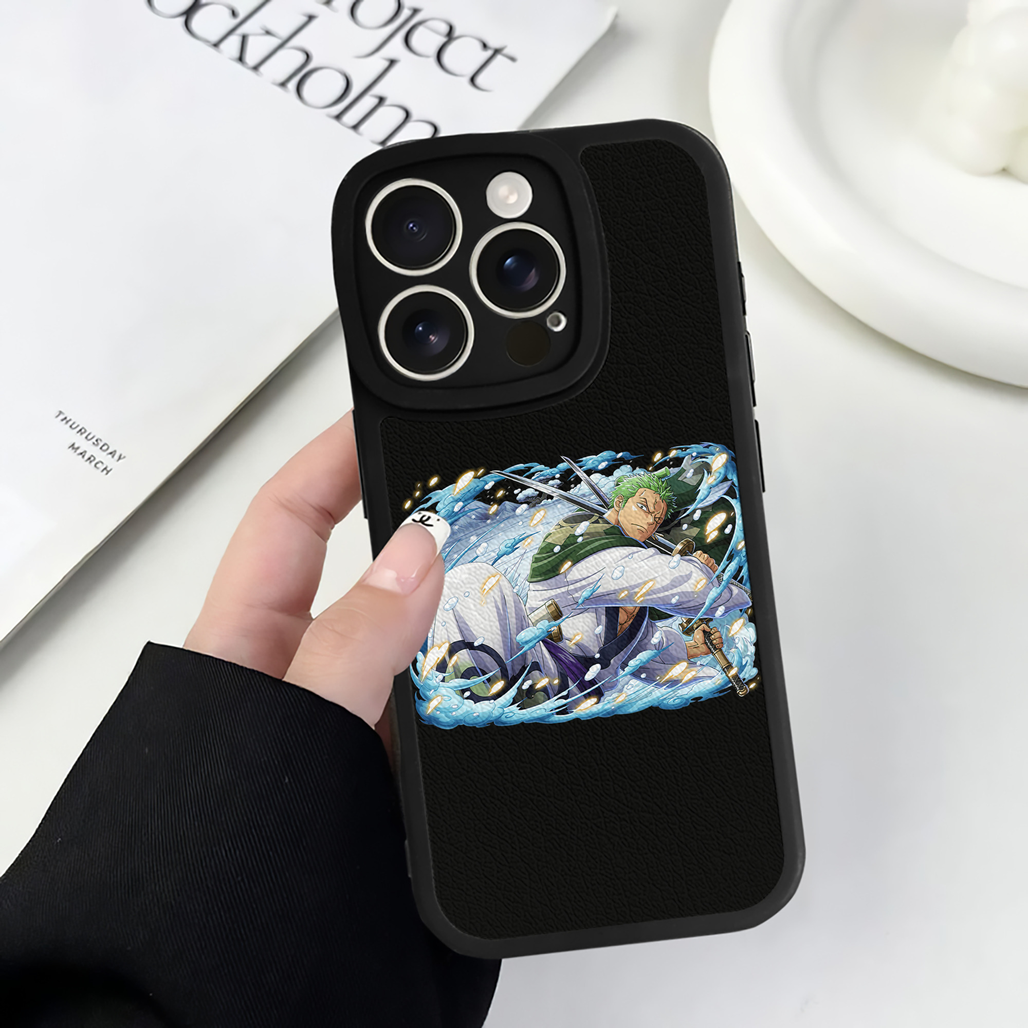 （画像用） ワンピース ロロノア・ゾロ ONE PIECE Roronoa Zoro 【iPhone 16シリーズ対応】シリコンスマホケース（レザー調） 材質：シリコン